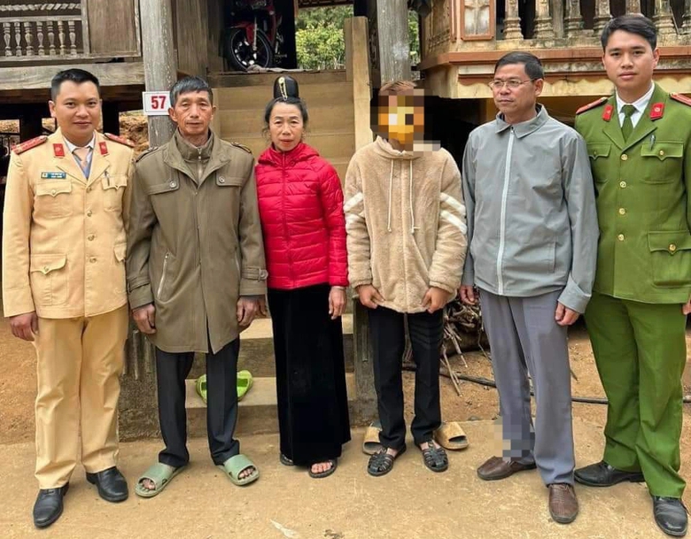 Đi xem ph&aacute;o hoa Tết bị lạc, nam thanh ni&ecirc;n được c&ocirc;ng an đưa về nh&agrave;- Ảnh 2.