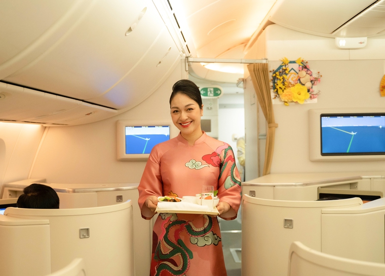 Vietnam Airlines mang không khí Tết lên các chuyến bay
đầu năm mới- Ảnh 2. Vietnam Airlines mang không khí Tết lên các chuyến bay
đầu năm mới- Ảnh 2.