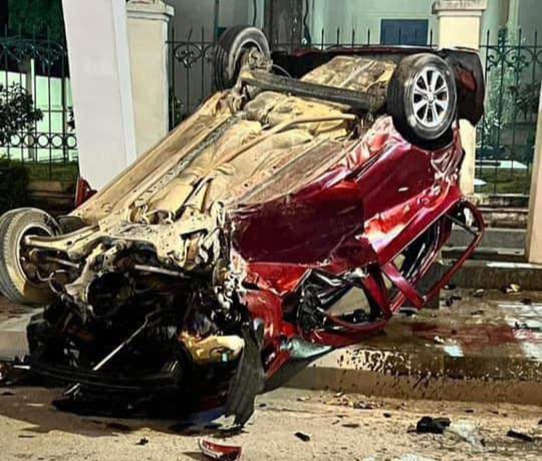 Xế hộp lật ngửa, bẹp d&uacute;m nhưng t&agrave;i xế chỉ bị thương nhẹ- Ảnh 1.