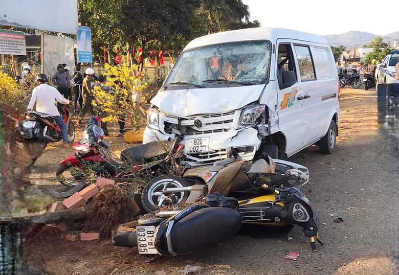 &Ocirc; t&ocirc; t&ocirc;ng v&agrave;o 3 xe m&aacute;y, một người tử vong- Ảnh 1.