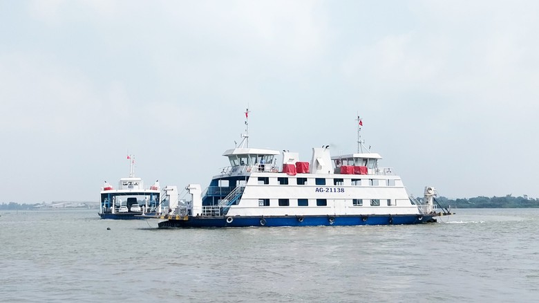 Ng&agrave;y đầu năm mới của c&aacute;c thủy thủ đưa kh&aacute;ch qua s&ocirc;ng- Ảnh 1.