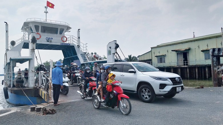 Ng&agrave;y đầu năm mới của c&aacute;c thủy thủ đưa kh&aacute;ch qua s&ocirc;ng- Ảnh 2.