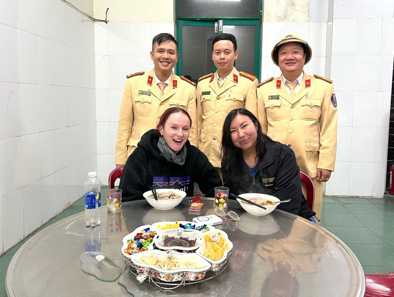 CSGT xuyên đêm đảm bảo ATGT trong đêm giao thừa tết Giáp Thìn 2024- Ảnh 4. CSGT xuyên đêm đảm bảo ATGT trong đêm giao thừa tết Giáp Thìn 2024- Ảnh 4.