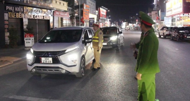 T&agrave;i xế kh&ocirc;ng bằng l&aacute;i, vi phạm nồng độ cồn bị phạt 46 triệu đ&ecirc;m giao thừa- Ảnh 2.