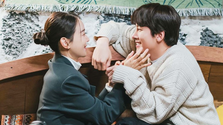 Ph&igrave; ph&egrave;o thuốc l&aacute; b&ecirc;n cạnh Shin Hye Sun, Ji Chang Wook bị chỉ tr&iacute;ch- Ảnh 2.