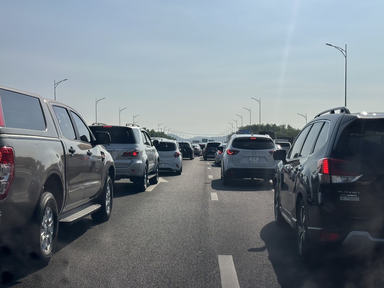 Người d&acirc;n n&ocirc; nức du xu&acirc;n, cao tốc TP.HCM - Long Th&agrave;nh - Dầu Gi&acirc;y &ugrave;n ứ nhẹ- Ảnh 1.