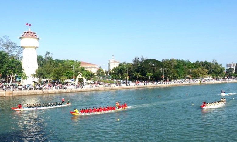 Tưng bừng lễ hội đua thuyền tr&ecirc;n s&ocirc;ng C&agrave; Ty ch&agrave;o năm mới - Ảnh 2.