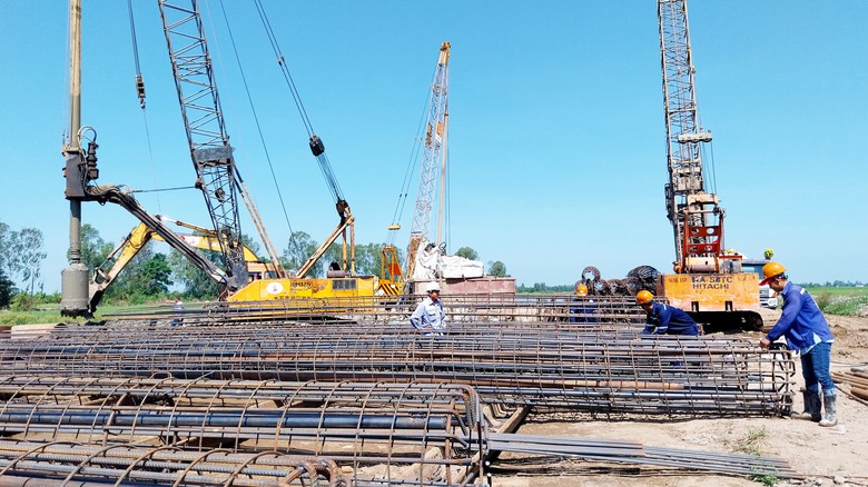 L&agrave;m cầu xuy&ecirc;n Tết tr&ecirc;n c&ocirc;ng trường cao tốc Ch&acirc;u Đốc - Cần Thơ - S&oacute;c Trăng- Ảnh 3.