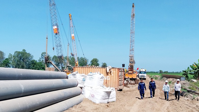 L&agrave;m cầu xuy&ecirc;n Tết tr&ecirc;n c&ocirc;ng trường cao tốc Ch&acirc;u Đốc - Cần Thơ - S&oacute;c Trăng- Ảnh 2.
