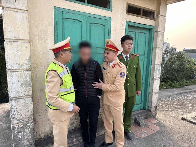 CSGT ngăn chặn thành công nam thanh niên nhảy cầu Tân Đệ tự tử ngày Tết- Ảnh 1. CSGT ngăn chặn thành công nam thanh niên nhảy cầu Tân Đệ tự tử ngày Tết- Ảnh 1.