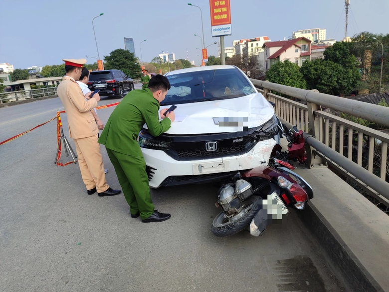 &Ocirc; t&ocirc; t&ocirc;ng xe m&aacute;y, hai c&ocirc; g&aacute;i trẻ văng xuống cầu vượt tử vong- Ảnh 1.