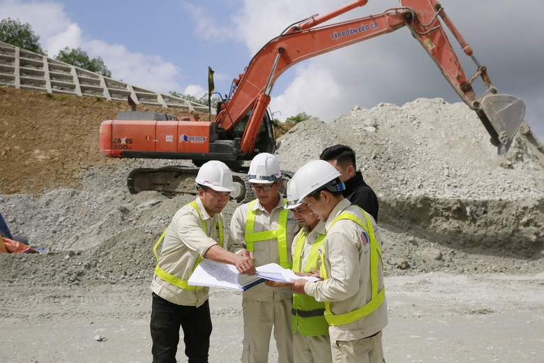 Vượt sản lượng thi c&ocirc;ng, dự &aacute;n cao tốc Bắc - Nam vẫn hối hả l&agrave;m Tết- Ảnh 2.