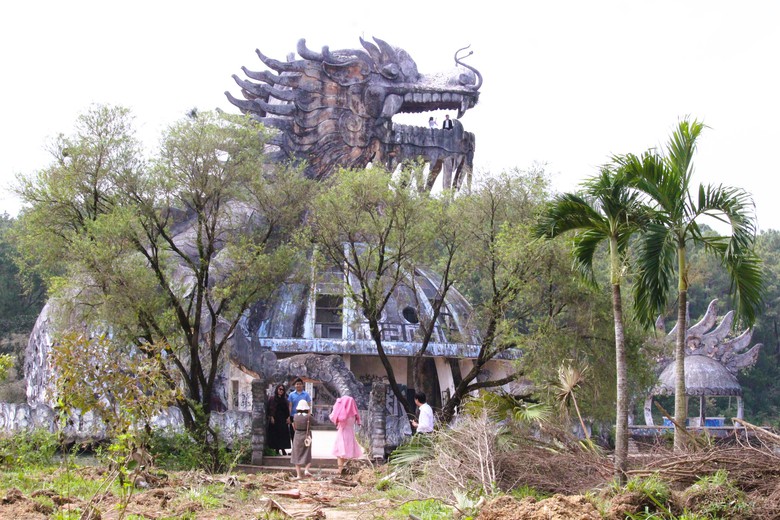 Du kh&aacute;ch &ugrave;n &ugrave;n k&eacute;o về check in tượng rồng khổng lồ ở Huế- Ảnh 1.