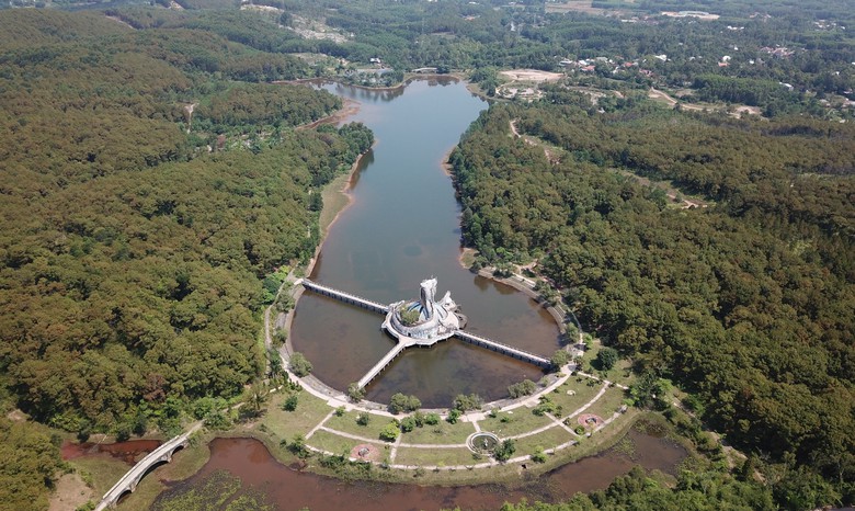 Du kh&aacute;ch &ugrave;n &ugrave;n k&eacute;o về check in tượng rồng khổng lồ ở Huế- Ảnh 10.