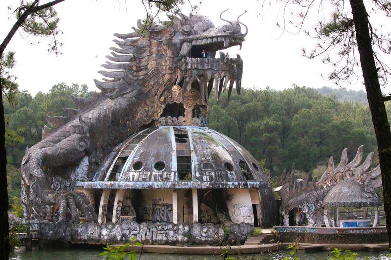 Du kh&aacute;ch &ugrave;n &ugrave;n k&eacute;o về check in tượng rồng khổng lồ ở Huế- Ảnh 11.