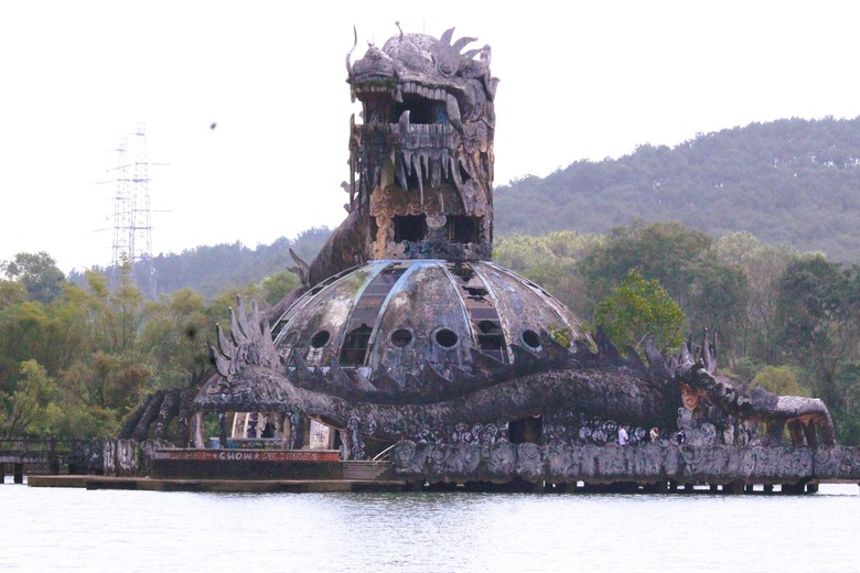 Du kh&aacute;ch &ugrave;n &ugrave;n k&eacute;o về check in tượng rồng khổng lồ ở Huế- Ảnh 12.