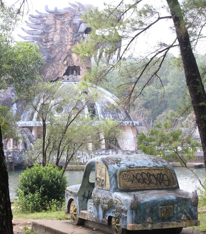 Du kh&aacute;ch &ugrave;n &ugrave;n k&eacute;o về check in tượng rồng khổng lồ ở Huế- Ảnh 14.