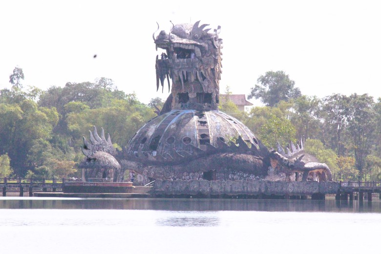 Du kh&aacute;ch &ugrave;n &ugrave;n k&eacute;o về check in tượng rồng khổng lồ ở Huế- Ảnh 2.