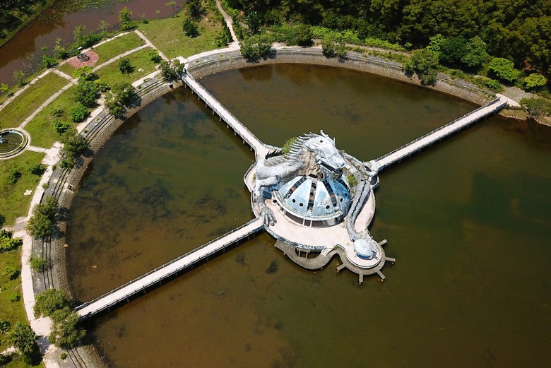 Du kh&aacute;ch &ugrave;n &ugrave;n k&eacute;o về check in tượng rồng khổng lồ ở Huế- Ảnh 3.