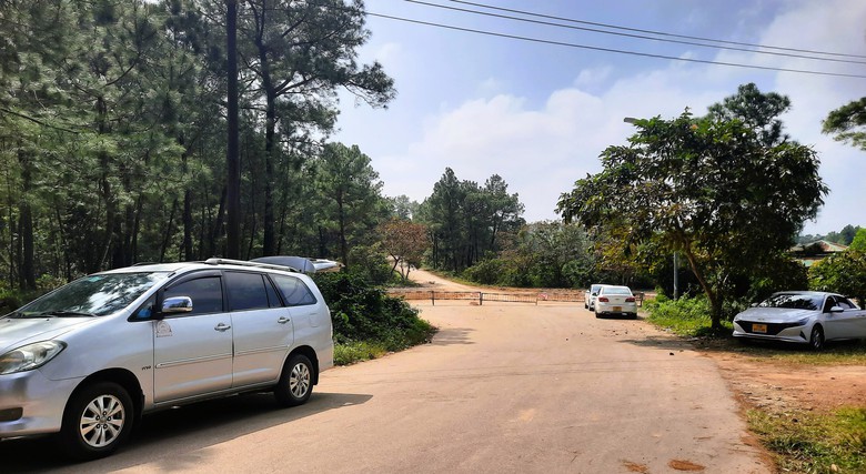 Du kh&aacute;ch &ugrave;n &ugrave;n k&eacute;o về check in tượng rồng khổng lồ ở Huế- Ảnh 5.