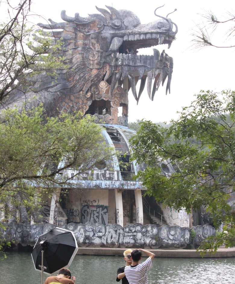 Du kh&aacute;ch &ugrave;n &ugrave;n k&eacute;o về check in tượng rồng khổng lồ ở Huế- Ảnh 9.