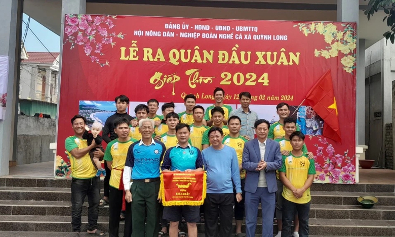 Tưng bừng hội đua thuyền x&ocirc;ng biển đầu xu&acirc;n ở Nghệ An- Ảnh 3.