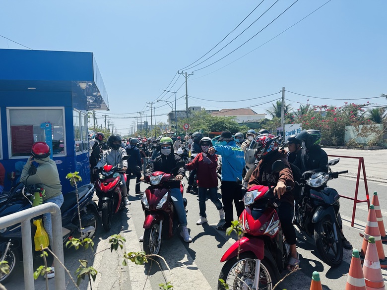 M&ugrave;ng 3 Tết, người d&acirc;n vi vu bằng xe m&aacute;y du xu&acirc;n qua ph&agrave; biển Cần Giờ sang Vũng T&agrave;u- Ảnh 2.