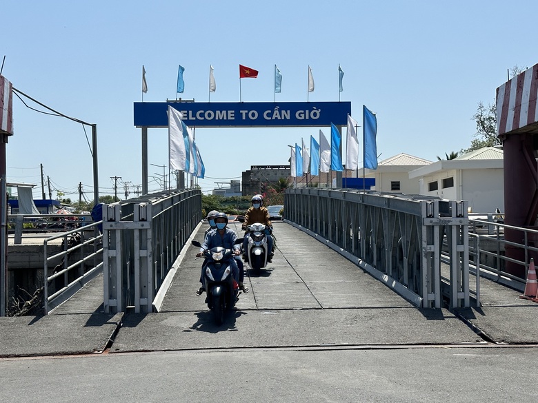 M&ugrave;ng 3 Tết, người d&acirc;n vi vu bằng xe m&aacute;y du xu&acirc;n qua ph&agrave; biển Cần Giờ sang Vũng T&agrave;u- Ảnh 1.