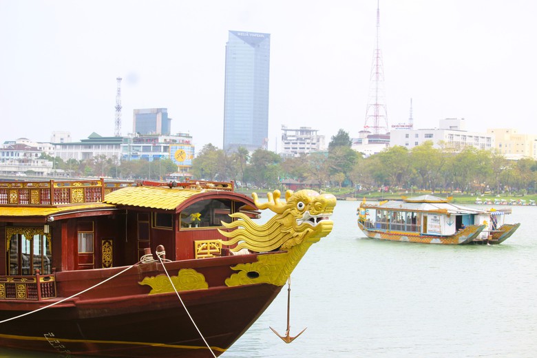 Ngắm rồng cả tr&ecirc;n cạn lẫn dưới s&ocirc;ng ở Cố đ&ocirc; Huế- Ảnh 1.