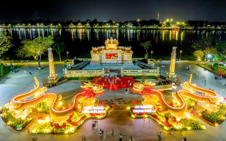 Ngắm rồng cả tr&ecirc;n cạn lẫn dưới s&ocirc;ng ở Cố đ&ocirc; Huế