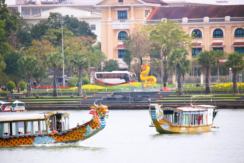 Ngắm rồng cả tr&ecirc;n cạn lẫn dưới s&ocirc;ng ở Cố đ&ocirc; Huế- Ảnh 6.