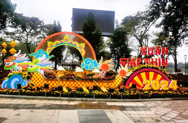 Ngắm rồng cả tr&ecirc;n cạn lẫn dưới s&ocirc;ng ở Cố đ&ocirc; Huế- Ảnh 8.