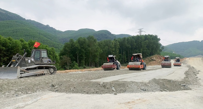 Vượt sản lượng thi c&ocirc;ng, dự &aacute;n cao tốc Bắc - Nam vẫn hối hả l&agrave;m Tết- Ảnh 3.