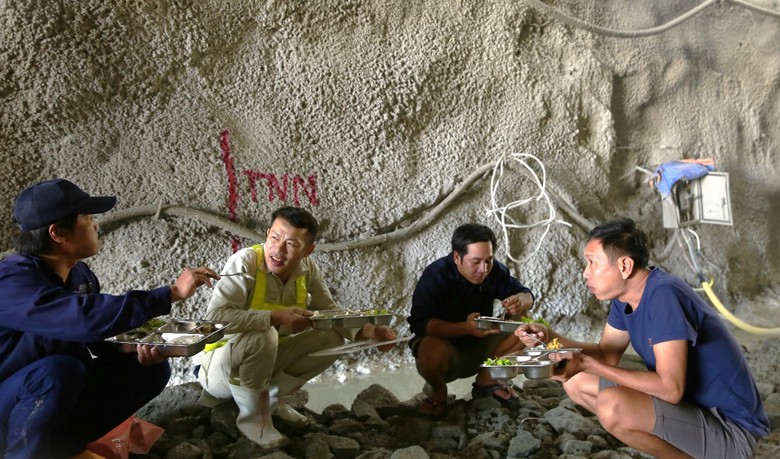 Vượt sản lượng thi c&ocirc;ng, dự &aacute;n cao tốc Bắc - Nam vẫn hối hả l&agrave;m Tết- Ảnh 4.