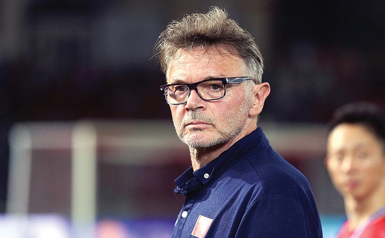 HLV Philippe Troussier: &ldquo;T&ocirc;i kh&ocirc;ng coi thất bại l&agrave; điều  đ&aacute;ng hổ thẹn&rdquo;- Ảnh 1.