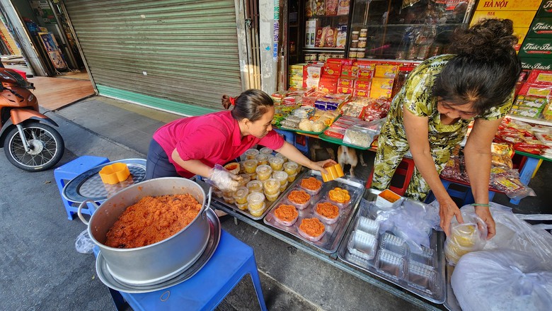 Mùng 3 Tết, chợ ở TP.HCM: Hoa và rau xanh đắt khách- Ảnh 3. Mùng 3 Tết, chợ ở TP.HCM: Hoa và rau xanh đắt khách- Ảnh 3.