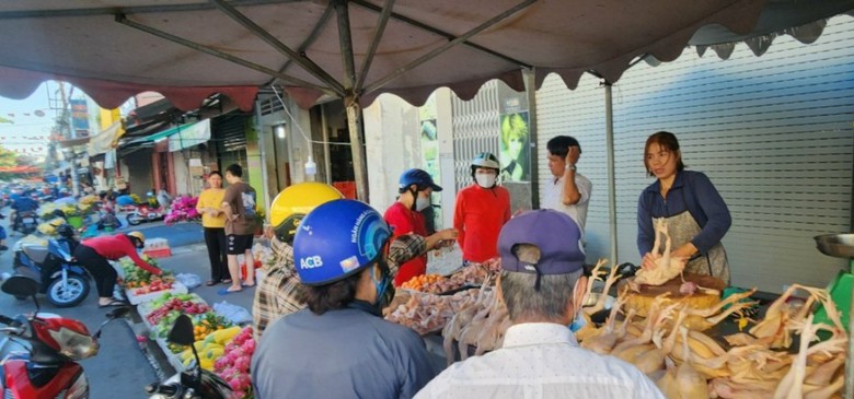 Mùng 3 Tết, chợ ở TP.HCM: Hoa và rau xanh đắt khách- Ảnh 5. Mùng 3 Tết, chợ ở TP.HCM: Hoa và rau xanh đắt khách- Ảnh 5.