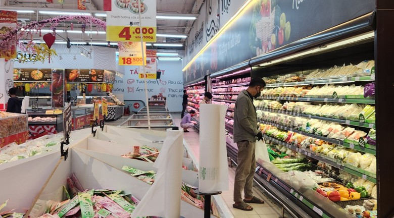 Mùng 3 Tết, chợ ở TP.HCM: Hoa và rau xanh đắt khách- Ảnh 8. Mùng 3 Tết, chợ ở TP.HCM: Hoa và rau xanh đắt khách- Ảnh 8.