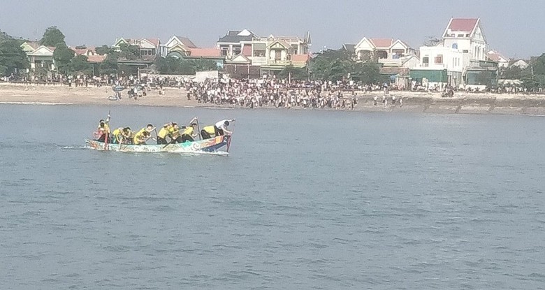 Tưng bừng hội đua thuyền x&ocirc;ng biển đầu xu&acirc;n ở Nghệ An- Ảnh 1.