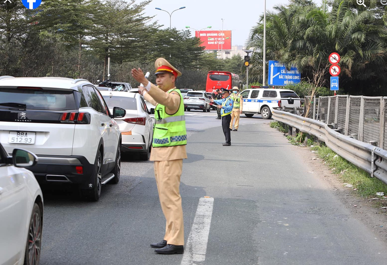 CSGT căng m&igrave;nh điều tiết giao th&ocirc;ng chiều về Thủ đ&ocirc; sau kỳ nghỉ Tết- Ảnh 3.