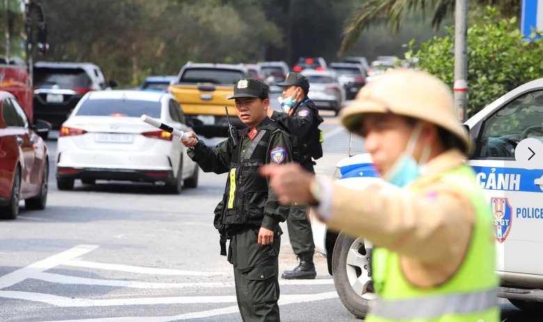 CSGT căng m&igrave;nh điều tiết giao th&ocirc;ng chiều về Thủ đ&ocirc; sau kỳ nghỉ Tết- Ảnh 5.