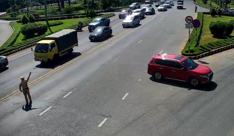 M&ugrave;ng 4 Tết, giao th&ocirc;ng qua cầu Rạch Miễu li&ecirc;n tục &ugrave;n ứ- Ảnh 2.