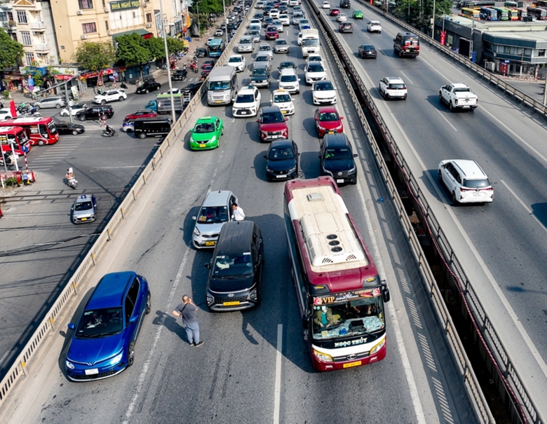 CSGT căng m&igrave;nh điều tiết giao th&ocirc;ng chiều về Thủ đ&ocirc; sau kỳ nghỉ Tết- Ảnh 4.