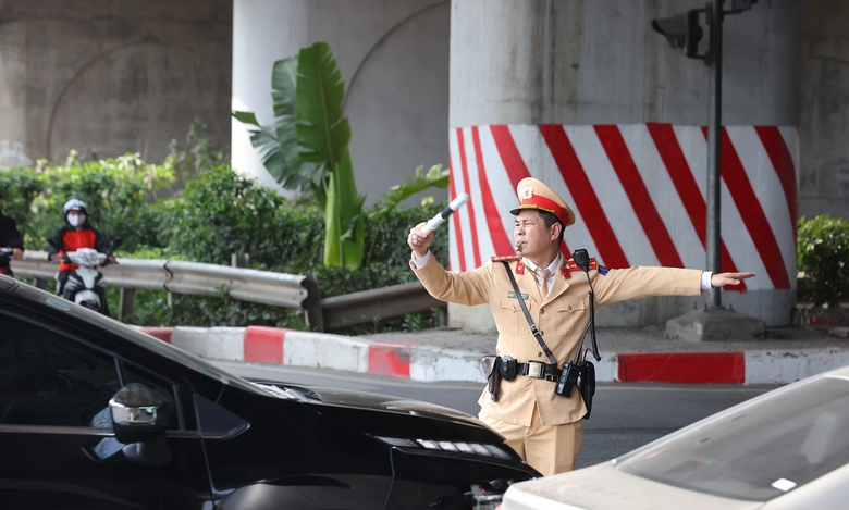 CSGT căng m&igrave;nh điều tiết giao th&ocirc;ng chiều về Thủ đ&ocirc; sau kỳ nghỉ Tết- Ảnh 2.