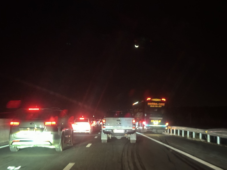 Người nghỉ Tết trở lại TP.HCM, cao tốc tho&aacute;ng nhưng trạm dừng nghỉ đ&ocirc;ng nghẹt- Ảnh 6.