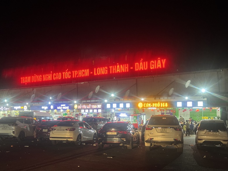 Người nghỉ Tết trở lại TP.HCM, cao tốc tho&aacute;ng nhưng trạm dừng nghỉ đ&ocirc;ng nghẹt- Ảnh 1.