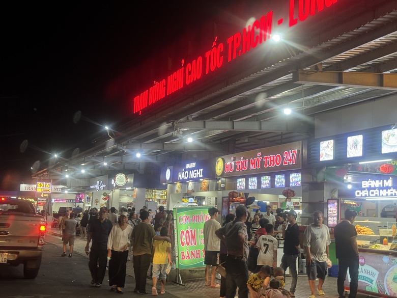 Người nghỉ Tết trở lại TP.HCM, cao tốc tho&aacute;ng nhưng trạm dừng nghỉ đ&ocirc;ng nghẹt- Ảnh 3.