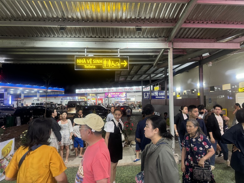 Người nghỉ Tết trở lại TP.HCM, cao tốc tho&aacute;ng nhưng trạm dừng nghỉ đ&ocirc;ng nghẹt- Ảnh 5.