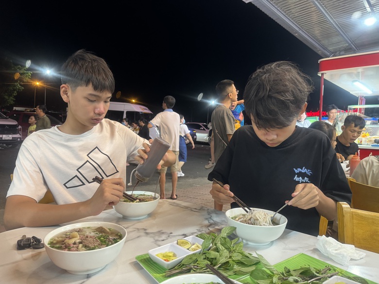 Người nghỉ Tết trở lại TP.HCM, cao tốc tho&aacute;ng nhưng trạm dừng nghỉ đ&ocirc;ng nghẹt- Ảnh 4.