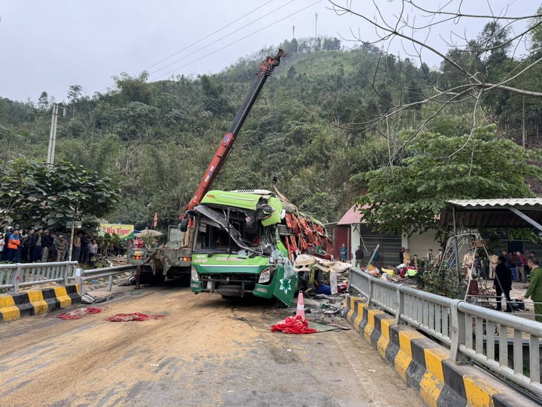 Lật xe kh&aacute;ch ở Y&ecirc;n B&aacute;i, 1 người tử vong, 2 người bị thương- Ảnh 1.